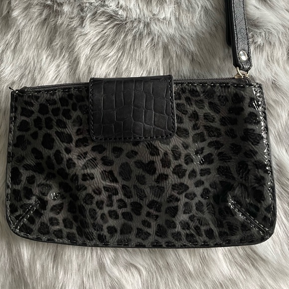 Guess wristlet/clutch - Picture 4 of 7